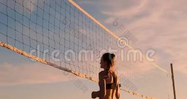下面的动作，下面的动作，关闭，太阳报：运动女孩<strong>打沙滩排球</strong>，在空中跳跃，击中